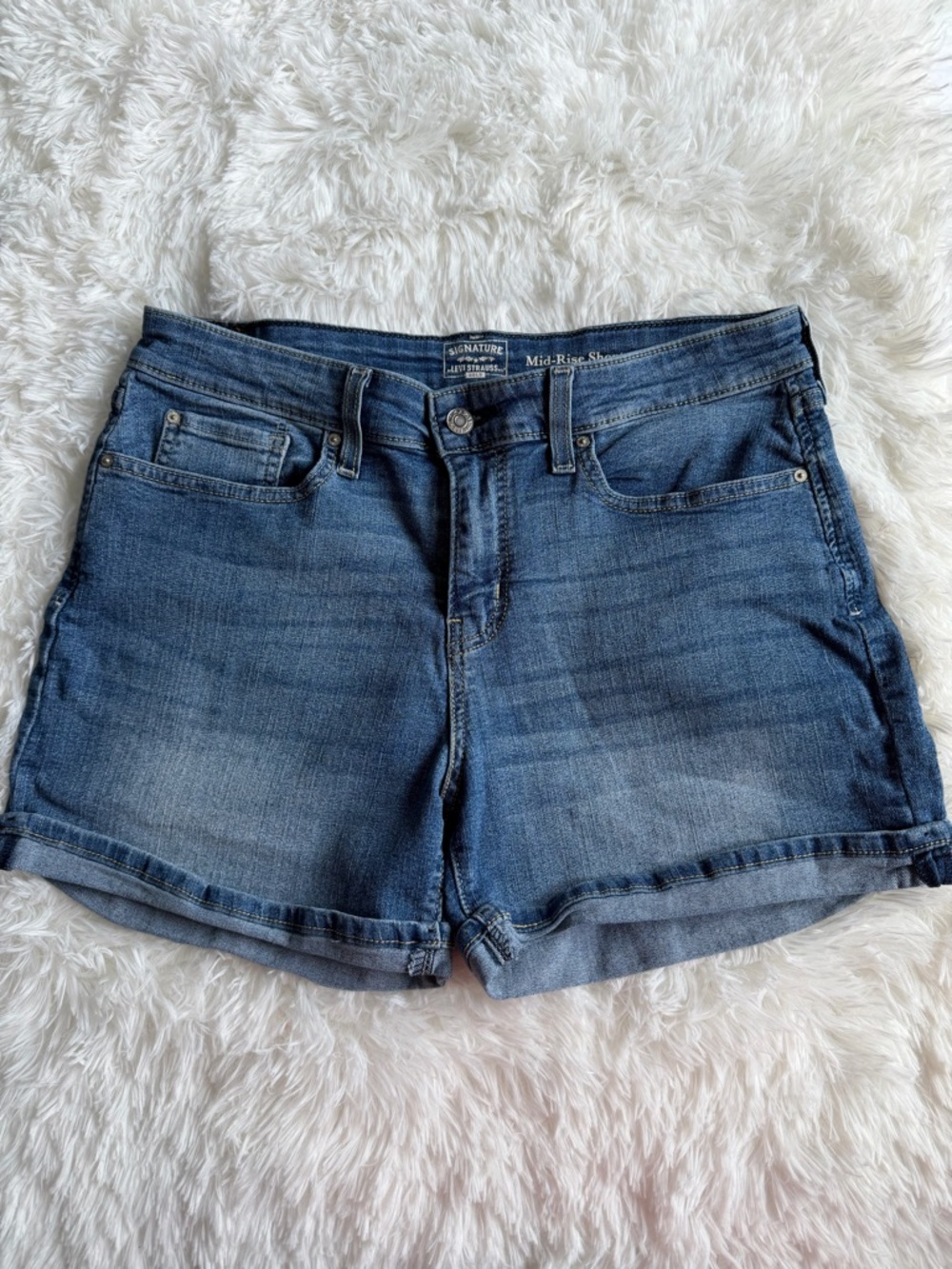 Levi’s Signature Mid Rise Denim Shorts Womens 31 Blue Cuffed Stretch Jean Shorts